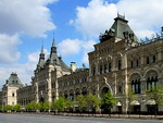 ГУМ (Державний універсальний магазин) - це один з найбільших торгових комплексів в Москві, який розташовується в самому центрі міста на Красній площі і є пам'ятником архітектури федерального значення