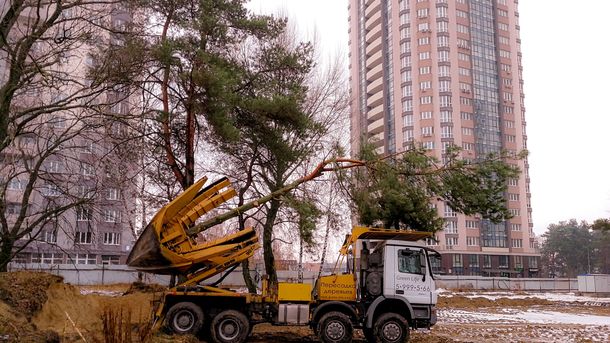 20 грудня 2018, 13:50 Переглядів:   Вперше в Київській області для будівництва житлового комплексу Квартал Алей буде застосована сучасна технологія, яка дозволяє вдало пересаджувати дорослі дерева, щоб зберегти зелені насадження під час будівництва житлових будинків