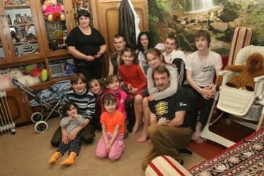 2 червня 2008, 19:30 Переглядів:   Сама багатодітна київська сім'я Подобец завдяки нашій газеті отримала квартиру