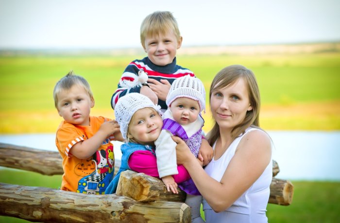 Розглянемо, як визначається пенсійний вік багатодітній матері в Росії