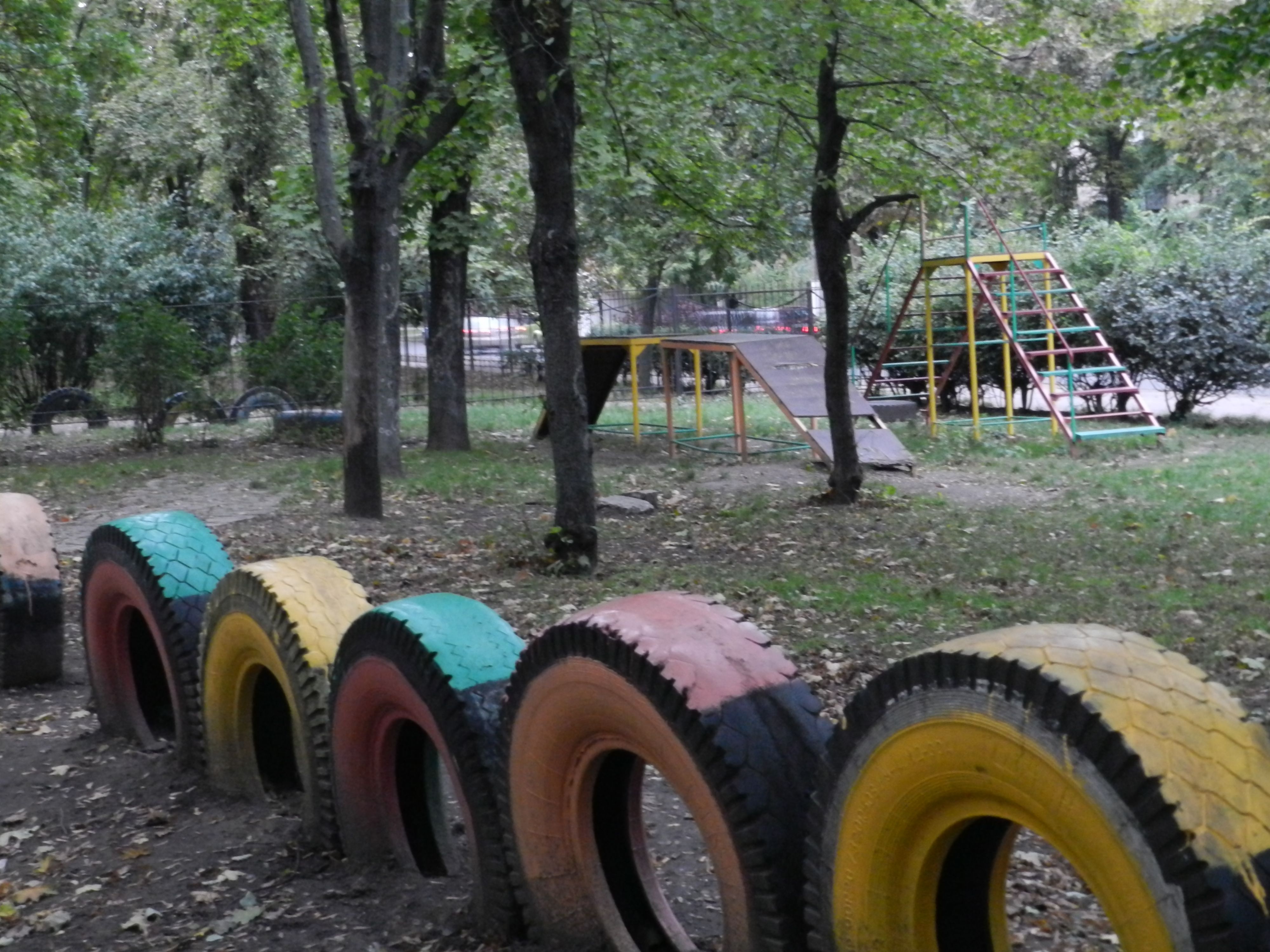 Парк розташований між вулицями Космонавтів, Терешкової, Генерала Петрова і Варненський