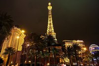Прекрасний і ще більш романтичний в нічний час шматочок Парижа в Вегасі