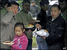 Мігрантів, які прийшли поїсти на польовій кухні, організованої Федерацією мігрантів Росії недалеко від Черкізовського ринку, розігнали співробітники ОМОН