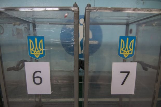 За словами експерта, з юридичної точки зору, в Україні існує суперечність між п'ятирічним терміном завершення повноважень президента і конституційною датою проведення наступних виборів глави держави