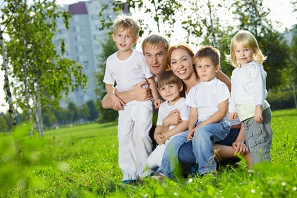 В   федеральному законі   № 256-ФЗ закладена можливість виділення сім'ям, які усиновили другого і наступних дітей,   Материнська Капіталу