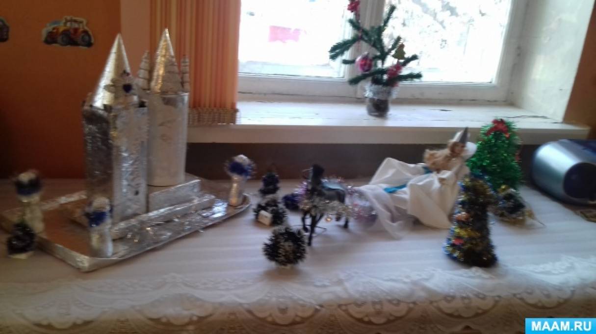 Оформлення переклекается зі сценарієм новорічного ранку по казки Снігова королева - це і казка на вікні, і макет, а так само картина на стіні