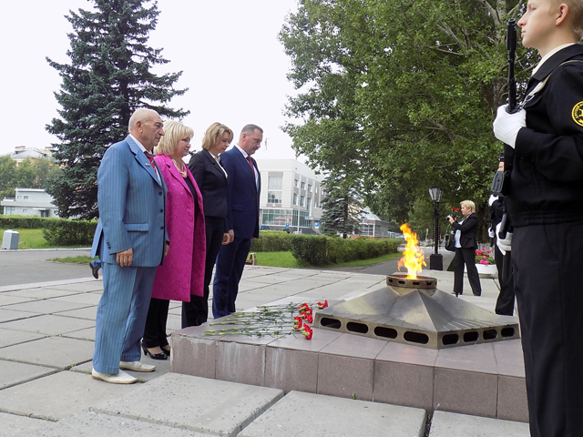 Разом з колегами вона поклала квіти до Вічного вогню пам'ятного знака «Ратному подвигу северодвінцев»