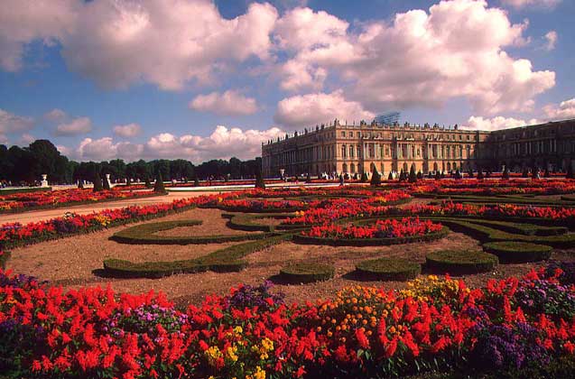 Сади і парки Версаля прикрашені скульптурою, декоративними вазами, гермами