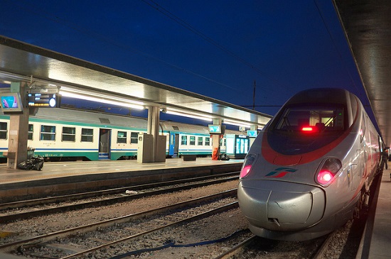 Всі поїздки з Болоньї до Венеції здійснюються з головного залізничного вокзалу Болоньї Bologna Centrale, який лідирує в списку найбільш затребуваних і багатолюдних жд вокзалів на території сучасної Італії