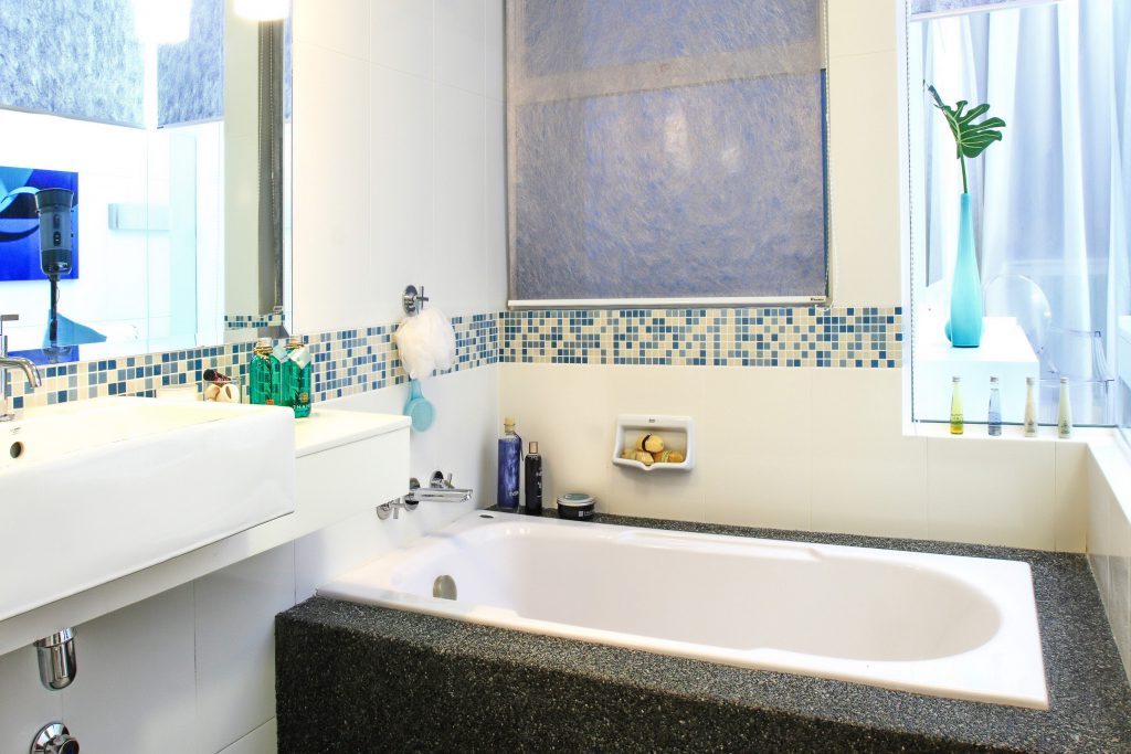 зручна, правильне планування є запорукою ефективного ремонту невеликої ванної кімнати;   важливо, щоб стеля була світліше, ніж підлогу і стіни;   спробуйте скомбінувати або поєднати кілька компонентів інтер'єру ванної;   скляні (прозорі) складові розширюють простір ванної;   забезпечення якісного освітлення (можна застосовувати зонування);   сміливо використовуйте всі необхідні поверхні від дверей до стелі;   дизайн невеликій ванній прикрасить плитка різних кольорів
