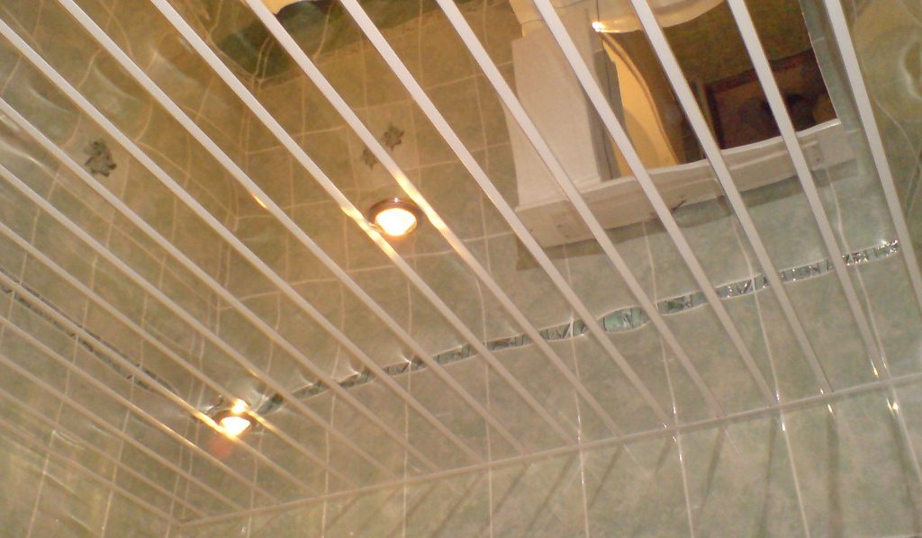 рейкова алюмінієва стеля (знахідка для тих, хто хоче створити щось оригінальне на стандартних квадратних метрах);