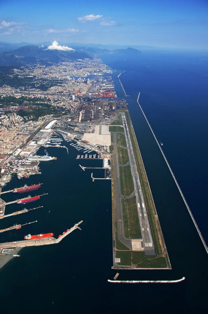 Новий вантажний порт, винесений за місто і в море, разом з насипаної злітно-посадковою смугою для пасажирських літаків: